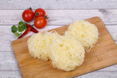 Çiğ pirinç eriştesi pişirmeye hazır.