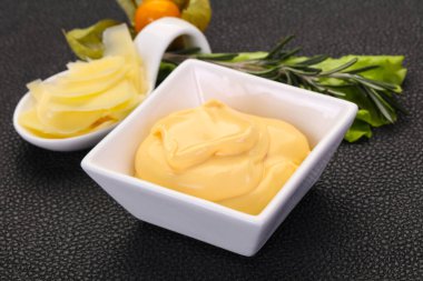 Kasedeki peynir sosu dilimlenmiş parmesan.