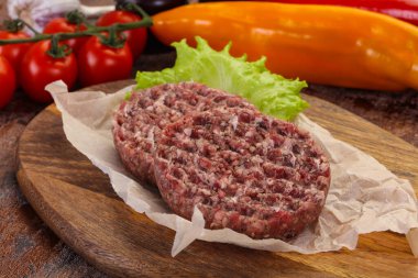 Çiğ burger pirzolası ızgara için hazır.