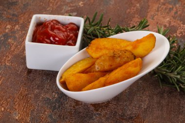 Biberiye ve soslu kızarmış patates dilimleri.