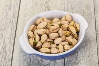 Fıstık ezmesi kabın içinde.