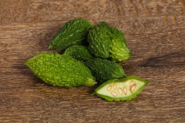 Tropikal egzotik sebze-acı kavun yığını