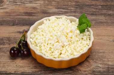 Taze kaymak tabaktaki taze kaymak. Naneli ve vişneli.