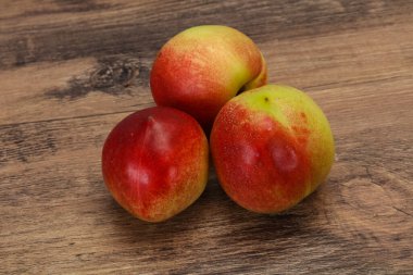 Tatlı taze olgun kayısılar arka planda.