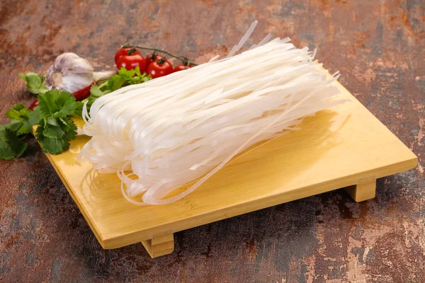 Tagliatelle Riso Crudo Servito Coriandolo Foglie — Foto Stock