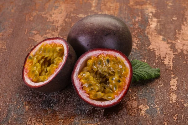 Tropical Fresh Ripe Passion Fruit — Stock Photo, Image