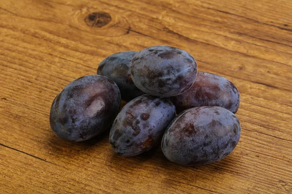 紫甘い熟したおいしい梅のヒープ — ストック写真