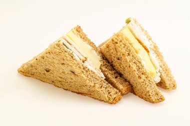 Tavuk göğsü ve peynirli kulüp sandviçi.