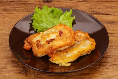 Ekmeğin içinde kızarmış morina balığı