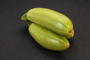 Genç lezzetli kabaklar yemek için.