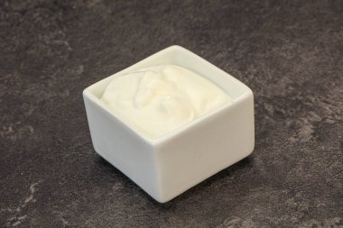 Süt ekşi krema kasede