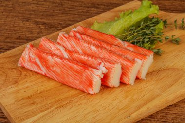 Yengeç çubukları güvertede salata yaprağı servis etti