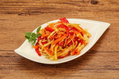 Havuç ve biberli vejetaryen lahana salatası 