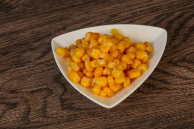 Tatlı salamura mısır tohumları kasede