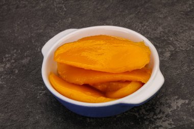 Şuruplu tatlı mango dilimleri.