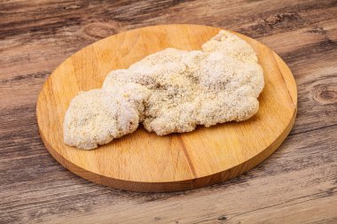 Kızartma için çiğ domuz eti şnitzel.