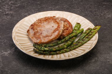 Ton balıklı ızgara biftek ve yeşil kuşkonmaz.