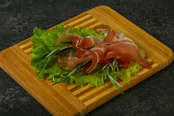 Biberiyeli dilimlenmiş domuz eti.