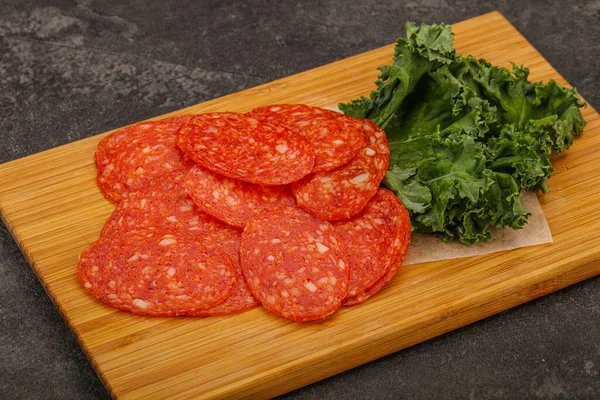 Italiensk Kryddig Pepperoni Korv Skivor Över Bord — Stockfoto