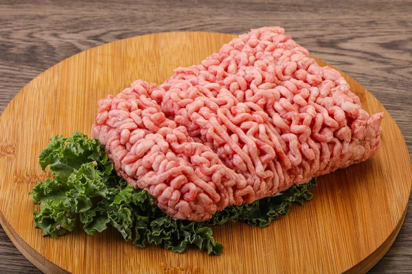 Carne Crua Porco Picada Com Especiarias Para Cozinhar — Fotografia de Stock