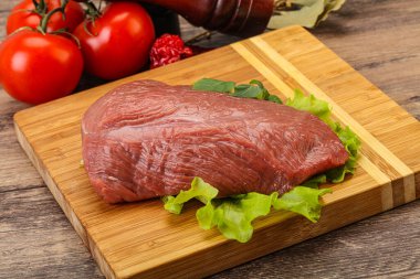 Pişirmek için çiğ et parçası.