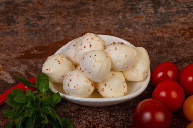 Fesleğen yapraklı ve domatesli Mozzarella peyniri topları.