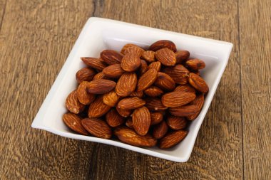 Kavanozda badem ezmesi