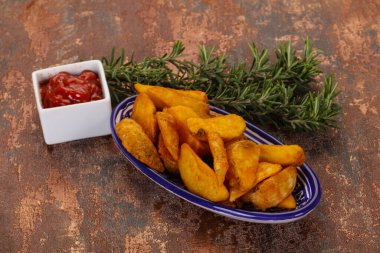 Biberiye ve soslu kızarmış patates dilimleri.