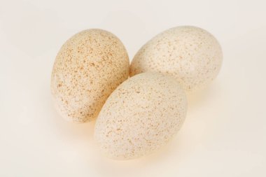 Pişirmeye hazır üç büyük çiğ hindi yumurtası.