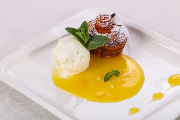 Muffin Chaud Savoureux Crème Glacée Servi Menthe — Photo