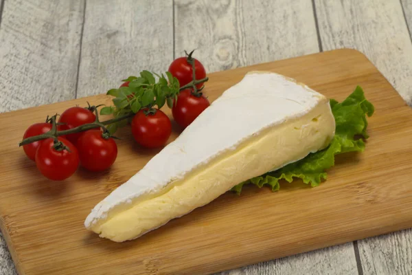 Triángulo Queso Brie Servido Ensalada Hojas —  Fotos de Stock