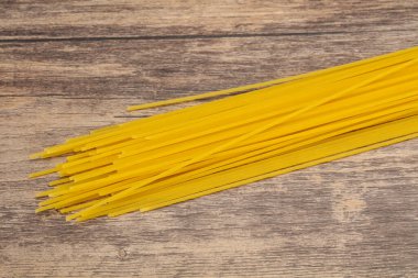 Kuru çiğ spagetti bovling için hazır.