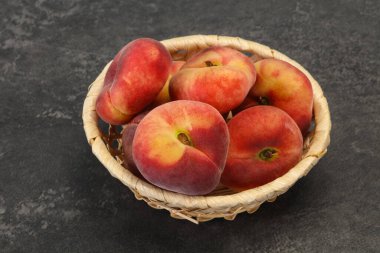 Tatlı, lezzetli, birkaç şeftali