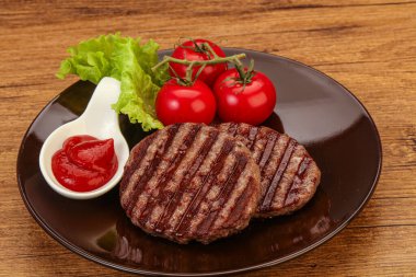 Domates soslu ızgara burger pirzolası