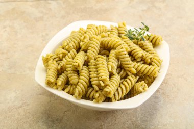 Pesto soslu İtalyan makarnası.