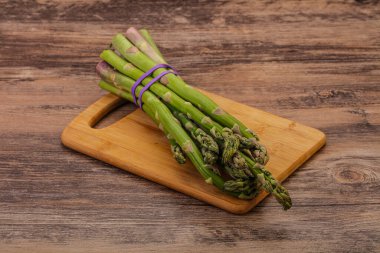 Vejetaryen mutfağı - Pişirmek için çiğ kuşkonmaz yığını