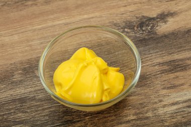 Tabaktaki doğal lezzetli peynir sosu