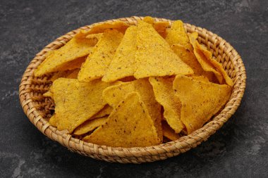 Meksika mısır cipsi üçgen yığını.