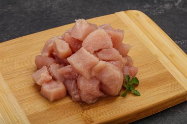 Pişirmek için çiğ tavuk göğsü.