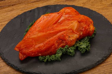 Baharatlı ve otlu füme tavuk göğsü.