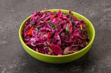 Bitki ve baharatlı kırmızı lahana turşusu