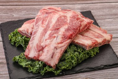 Lezzetli yemek için çiğ domuz kaburgası.