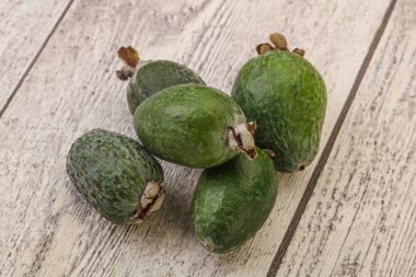 Tropik yeşil tatlı organik meyve Feijoa