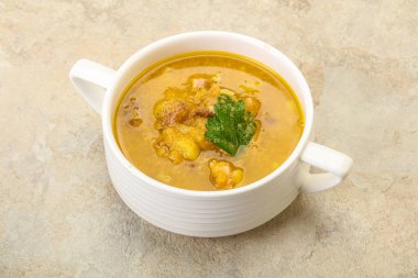 Füme et ve sebzeli bezelye çorbası.