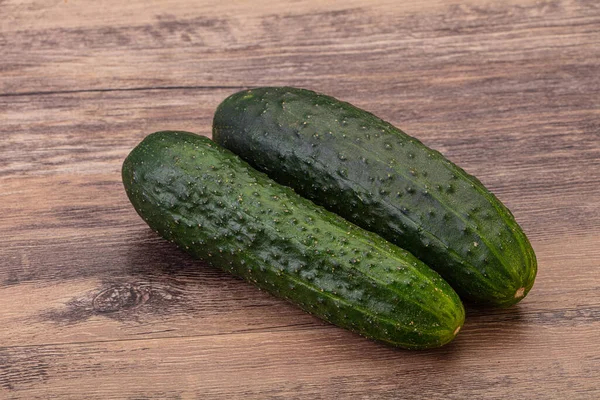 Ripe Biologische Natuurlijke Groene Komkommer Geïsoleerd — Stockfoto