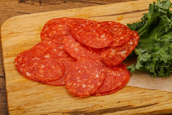 Italiensk Kryddig Pepperoni Korv Skivor Över Bord — Stockfoto