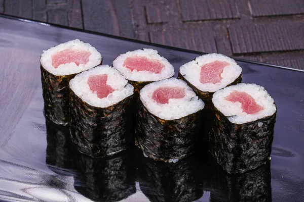 Kuchnia Azjatycka Bułka Tuńczykiem Surowym — Zdjęcie stockowe