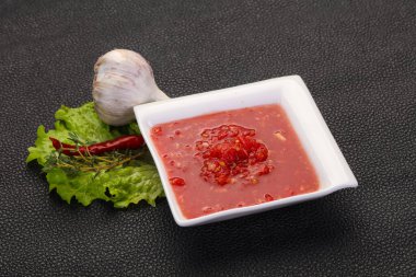 Baharatlı domates, at turpu ve sarımsak sosu. 