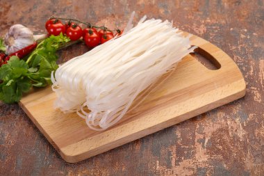 Çiğ pirinç eriştesi kişniş yaprağı servis edilir.