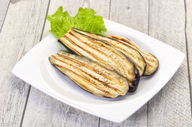 Kavanozda kızarmış patlıcan.